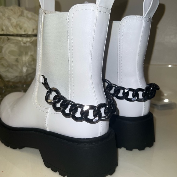 Never Worn - Confident Stride Chelsea Boots with Chain - Picture 8 of 8